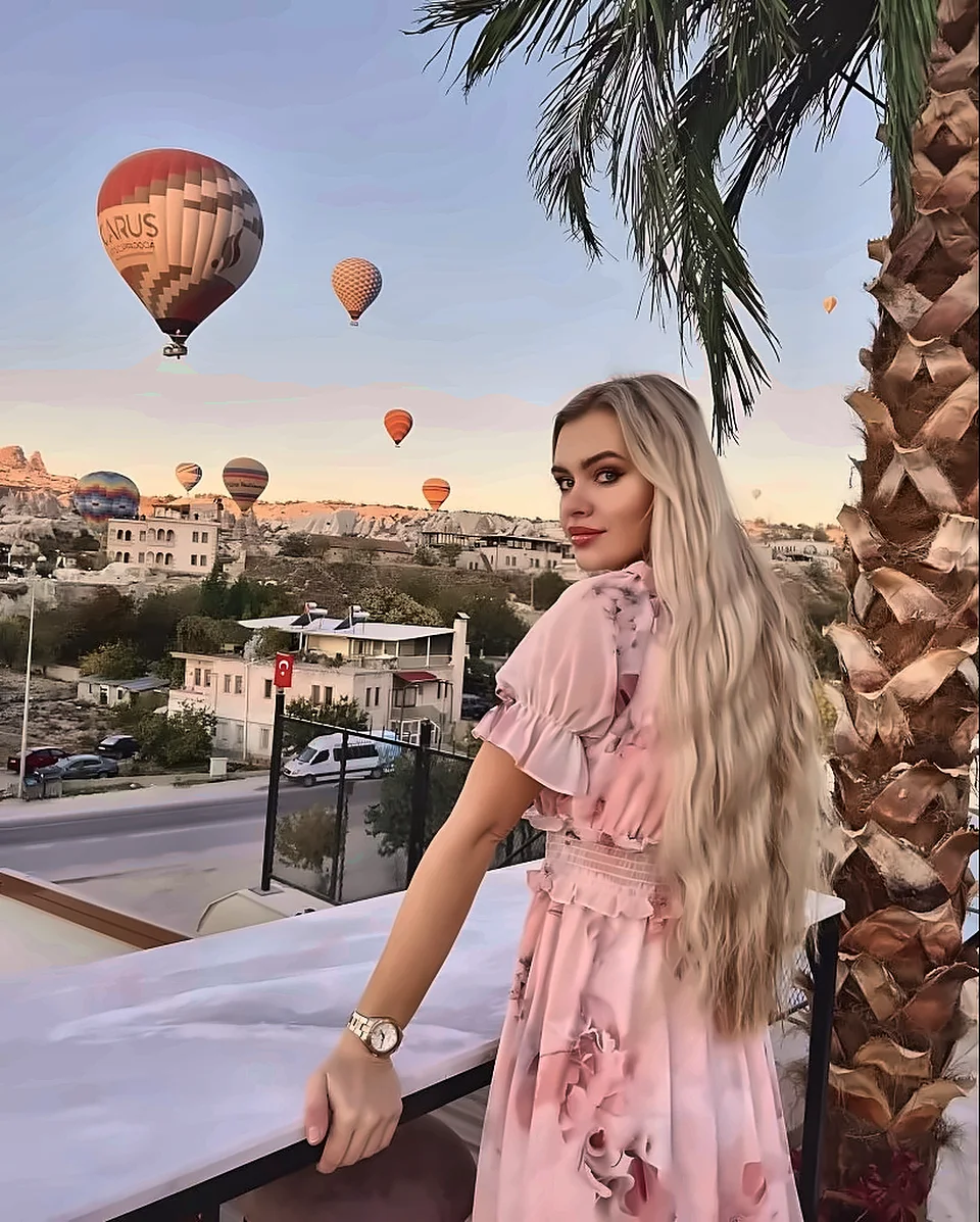 Terasta gün doğumu ve balonlar